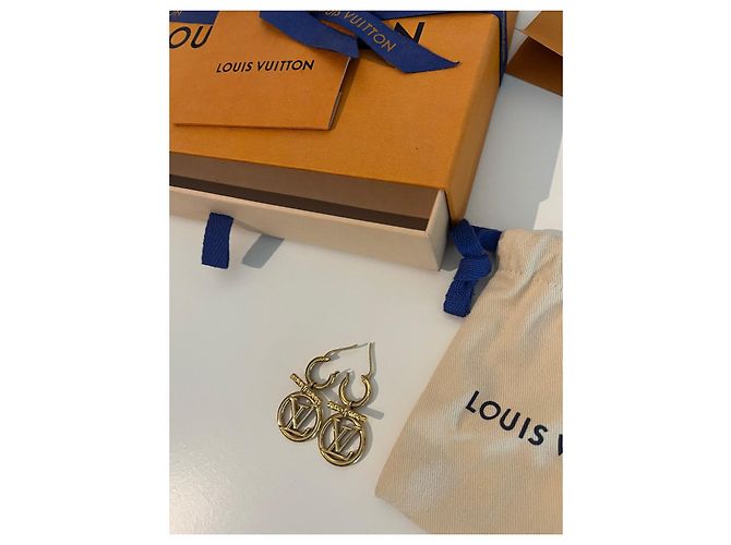Orecchini Louis Vuitton Baby Louise dorati Gold hardware - vista 3