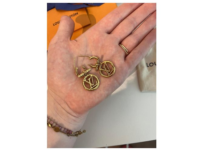 Orecchini Louis Vuitton Baby Louise dorati Gold hardware - vista 4