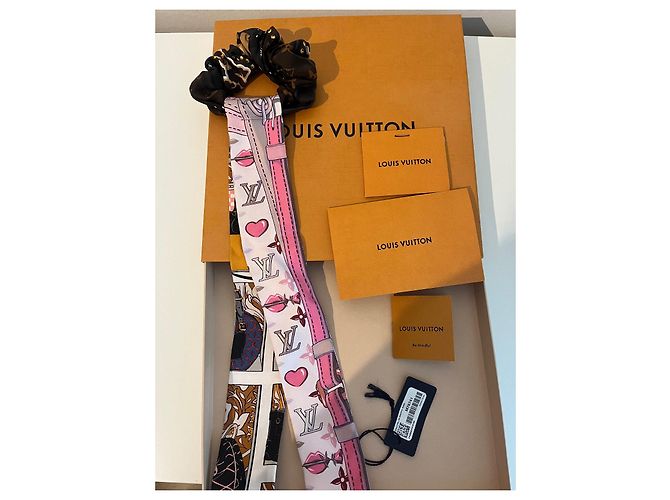 Louis Vuitton ChouChou Be Mindful Accessorio per Capelli Seta Rosa - vista 2