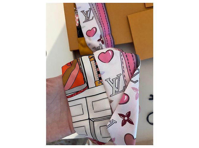 Louis Vuitton ChouChou Be Mindful Accessorio per Capelli Seta Rosa - vista 3
