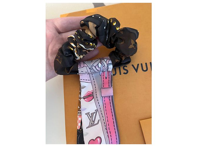 Louis Vuitton ChouChou Be Mindful Accessorio per Capelli Seta Rosa - vista 4
