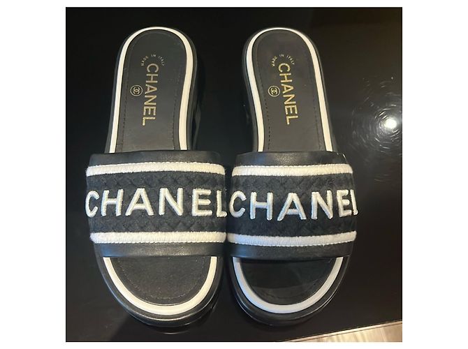 Chanel Lammfell bestickte CC Mule Sandale 37 Schwarz Weiß - Ansicht 2