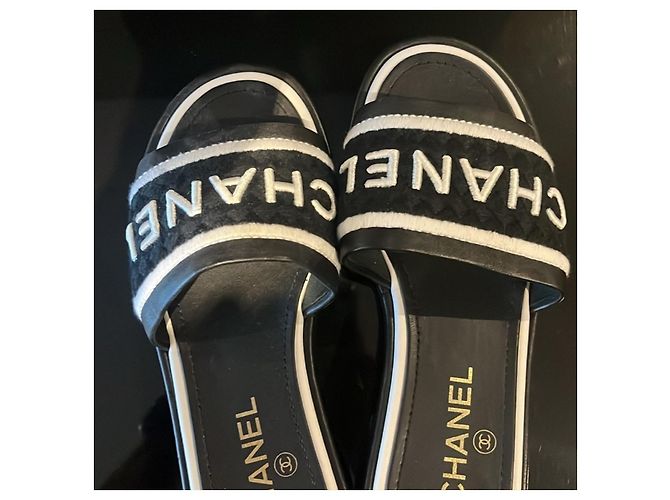Chanel Lammfell bestickte CC Mule Sandale 37 Schwarz Weiß - Ansicht 4