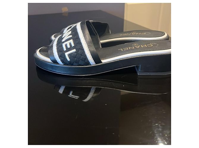 Chanel Lammfell bestickte CC Mule Sandale 37 Schwarz Weiß - Ansicht 5