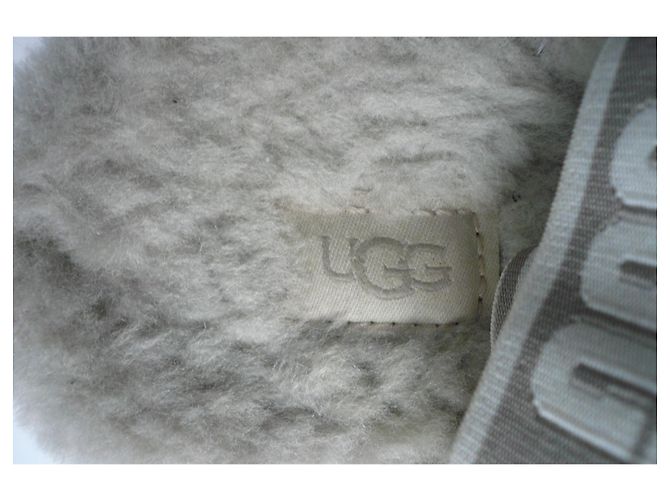 Sandali Pantofole UGG Oh Yeah con due cinturini grigi taglia 41 in ottime condizioni Grigio - vista 5