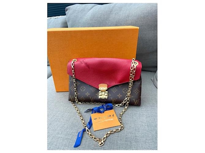 Borsa a mano Louis Vuitton Pallas Monogram Dune Marrone Rosso - vista 2