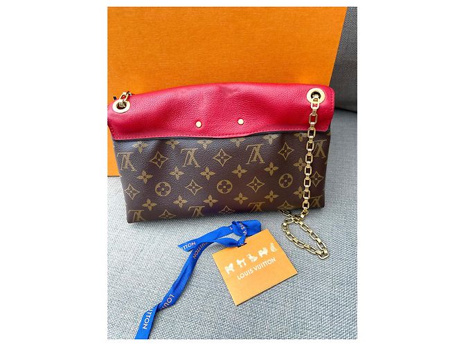 Borsa a mano Louis Vuitton Pallas Monogram Dune Marrone Rosso - vista 3