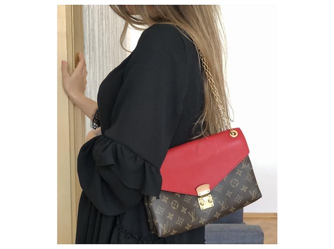 Borsa a mano Louis Vuitton Pallas Monogram Dune Marrone Rosso - vista 9