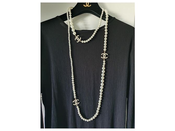 Coco Crush Collana di Perle Chanel Classica Extra Lunga A21 Crociera 100 Anni di Anniversario D'oro - vista 12