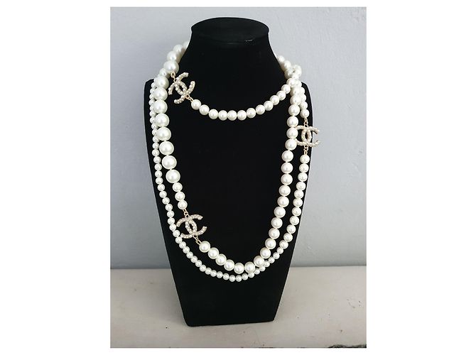 Coco Crush Collana di Perle Chanel Classica Extra Lunga A21 Crociera 100 Anni di Anniversario D'oro - vista 9