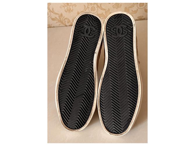 Baskets Chanel en cuir doré - vue 11