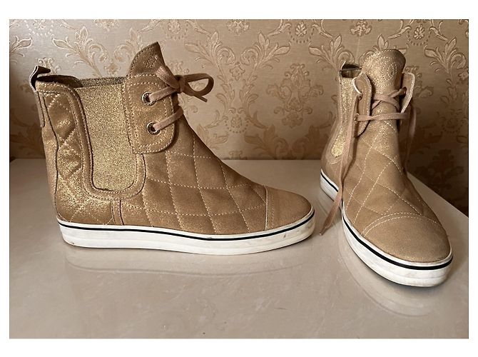 Baskets Chanel en cuir doré - vue 2