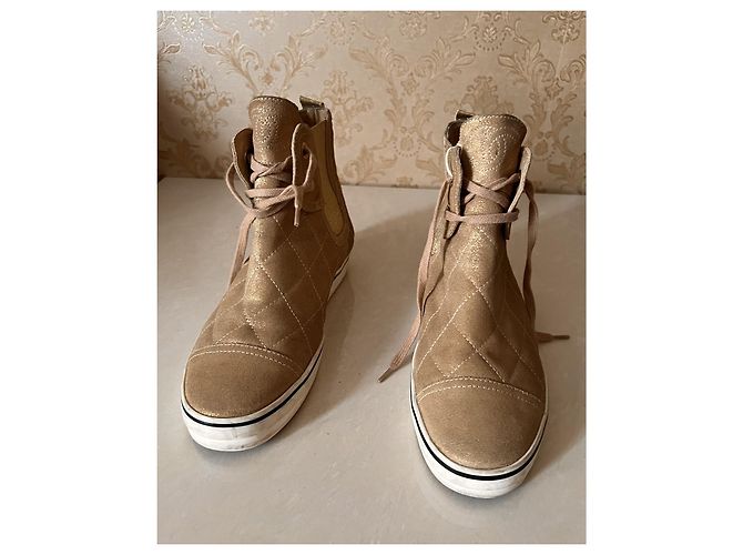 Baskets Chanel en cuir doré - vue 3