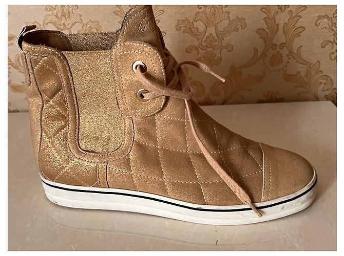 Baskets Chanel en cuir doré - vue 4