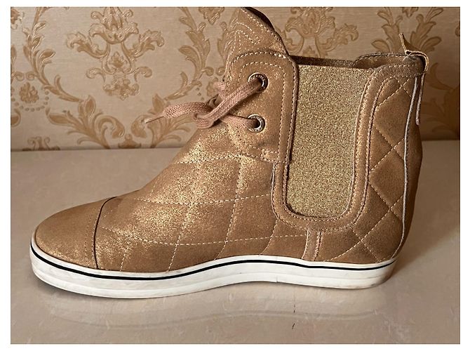 Baskets Chanel en cuir doré - vue 5