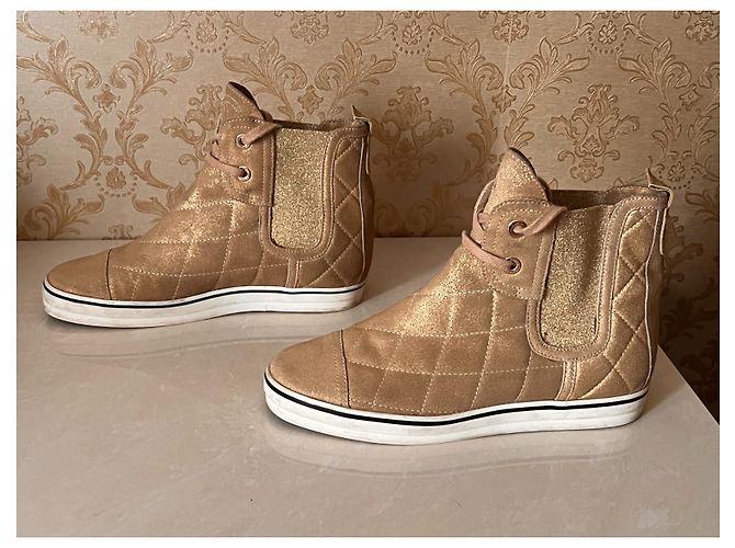 Baskets Chanel en cuir doré - vue 8