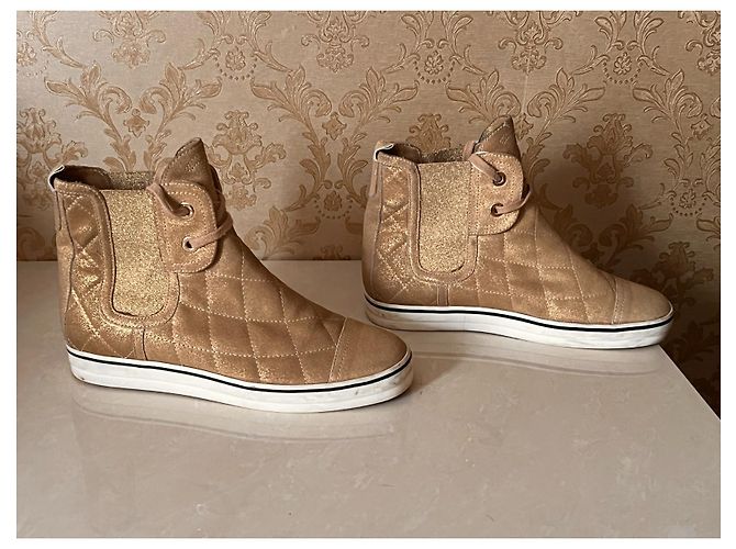 Baskets Chanel en cuir doré - vue 9