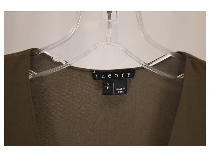 Top sin mangas V-Neck Theory en seda verde - vista 5