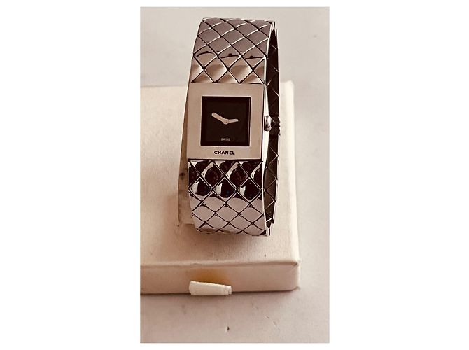 Relógio Chanel Matelassé de Aço com Mostrador Preto e Ônix Prata - vista 2