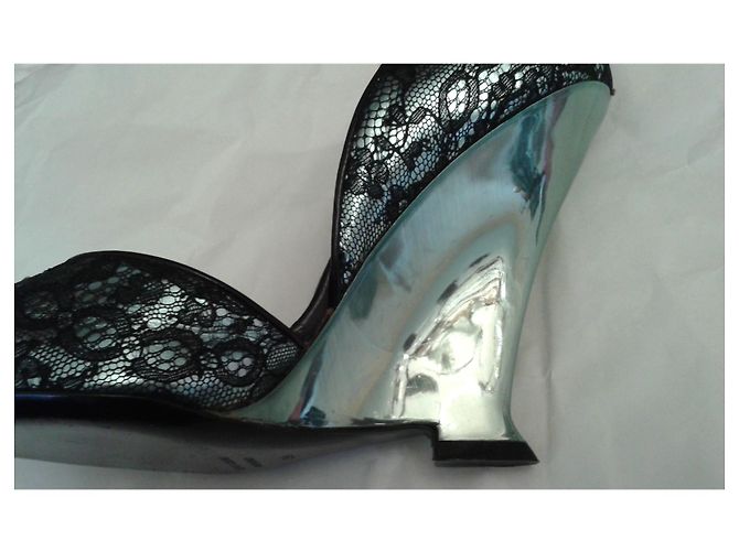 Décolleté Yves Saint Laurent in Pizzo Nero e Blu Chiaro - vista 3