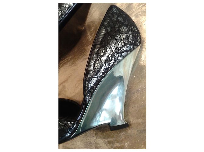 Décolleté Yves Saint Laurent in Pizzo Nero e Blu Chiaro - vista 9