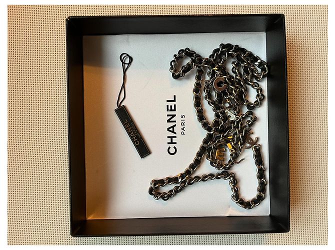 Schwarzer Leder- und Silberketten-Gürtel von Chanel - Chanel-Logo - Ansicht 5