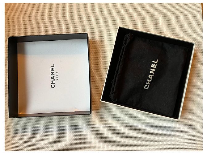 Schwarzer Leder- und Silberketten-Gürtel von Chanel - Chanel-Logo - Ansicht 6
