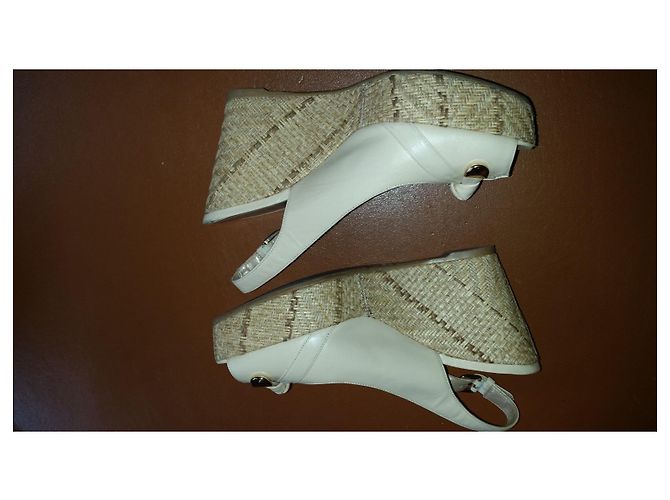 Sandali Stuart Weitzman in pelle beige Taglia 7.5 US - vista 3