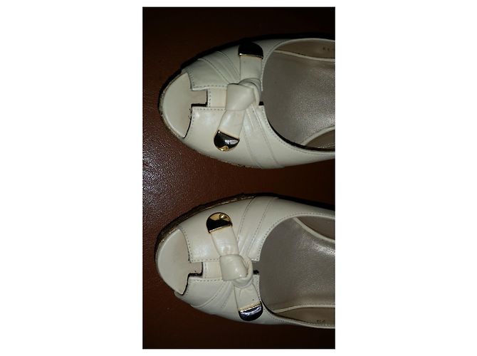 Sandali Stuart Weitzman in pelle beige Taglia 7.5 US - vista 4