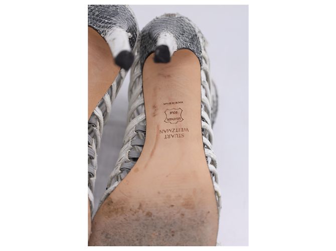 Loops Strappy Sandalen von Stuart Weitzman aus grauem, python-embossiertem Leder - Ansicht 11