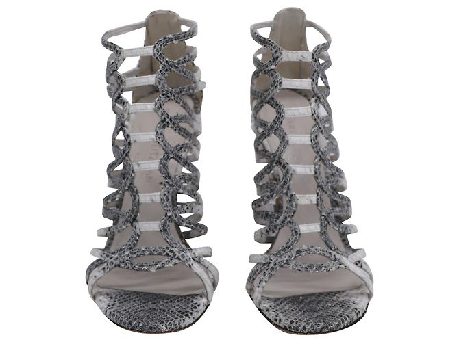 Loops Strappy Sandalen von Stuart Weitzman aus grauem, python-embossiertem Leder - Ansicht 2