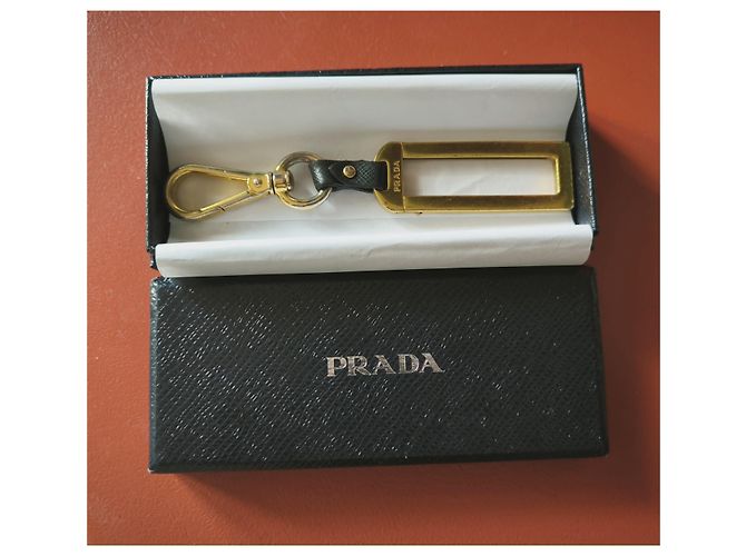 Chaveiro Prada de couro preto e dourado - vista 2