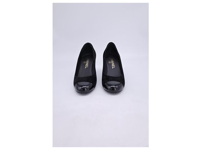 Timeless Décolleté Chanel con punta a contrasto in suede nero - vista 10