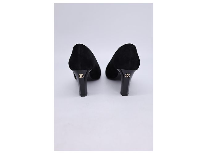 Timeless Décolleté Chanel con punta a contrasto in suede nero - vista 11