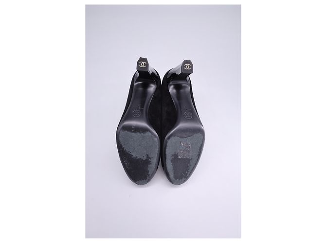 Timeless Décolleté Chanel con punta a contrasto in suede nero - vista 12