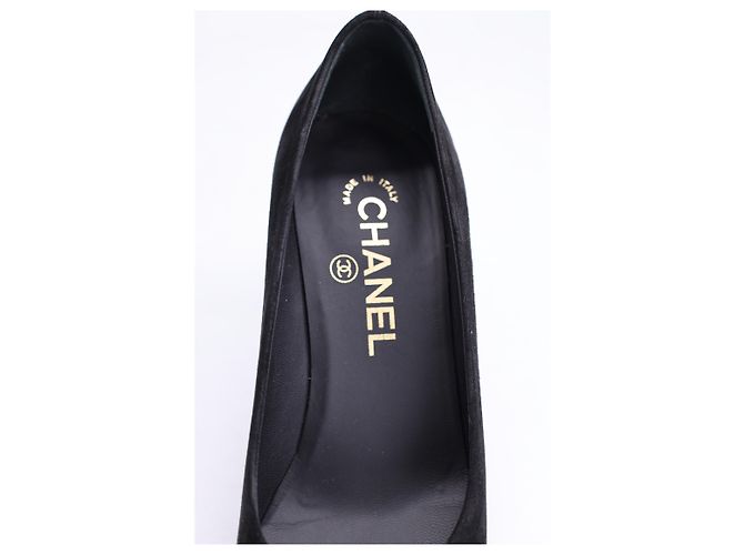 Timeless Décolleté Chanel con punta a contrasto in suede nero - vista 14