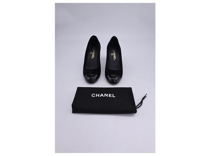 Timeless Décolleté Chanel con punta a contrasto in suede nero - vista 16