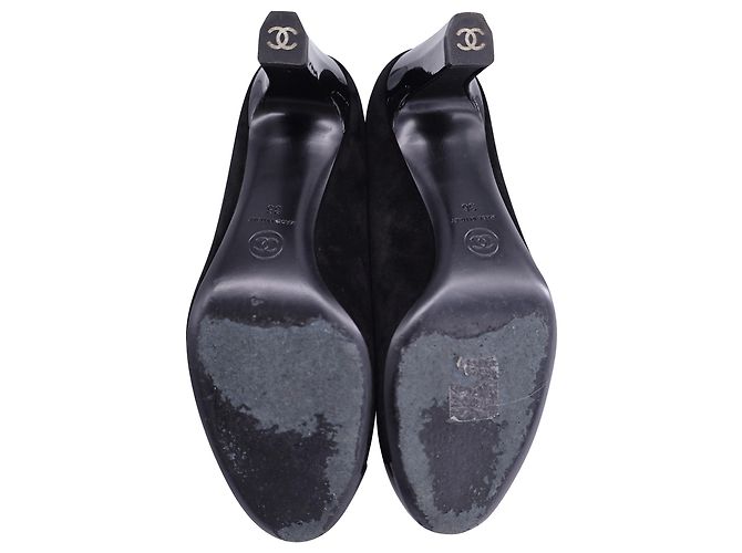 Timeless Décolleté Chanel con punta a contrasto in suede nero - vista 4