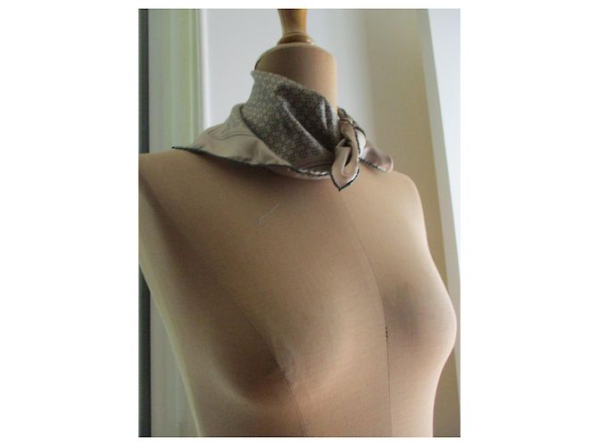 Christian Dior Bandana/fazzoletto di seta. Beige - vista 2