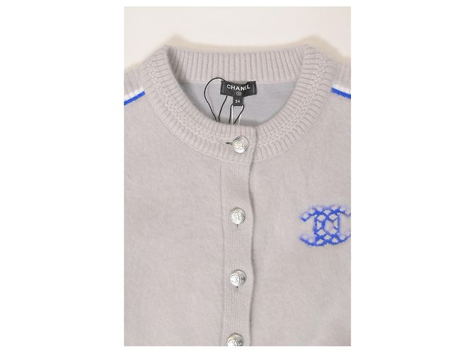 Timeless Chanel-Cardigan mit Knöpfen aus grauer Kaschmirwolle - Ansicht 10