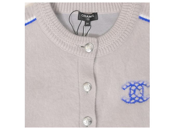 Timeless Chanel-Cardigan mit Knöpfen aus grauer Kaschmirwolle - Ansicht 5
