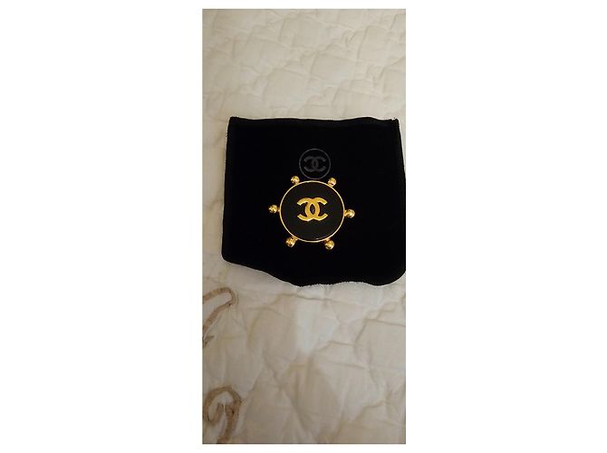 Spilla Chanel in metallo dorato e resina nera Nero D'oro - vista 2