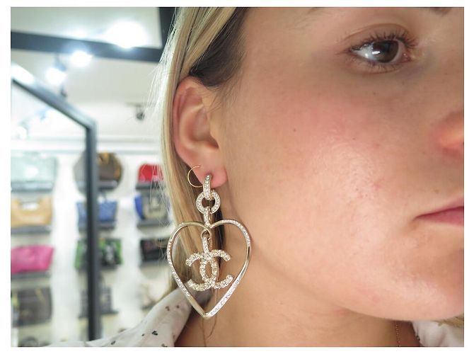 NOVE ORECCHINI PENDENTI CHANEL LOGO CC STRASS CUORE NUOVI ORECCHINI D'oro - vista 10