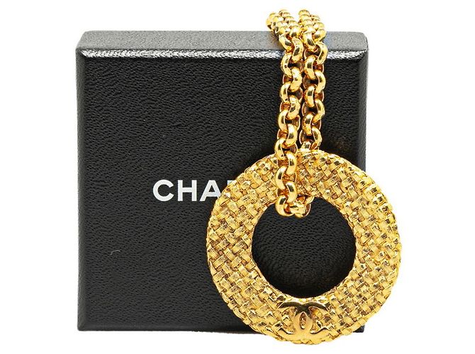 Timeless Colar pendente em círculo com corrente Coco Mark da Chanel em acabamento dourado - vista 4