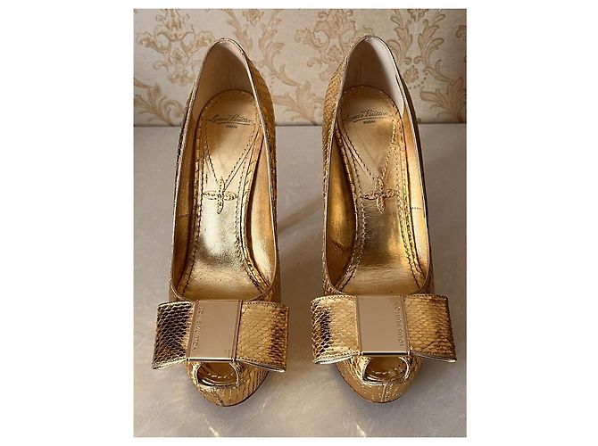 Décolleté Louis Vuitton in pelle dorata D'oro - vista 2