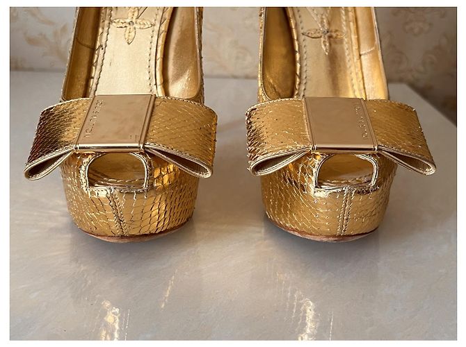 Décolleté Louis Vuitton in pelle dorata D'oro - vista 3