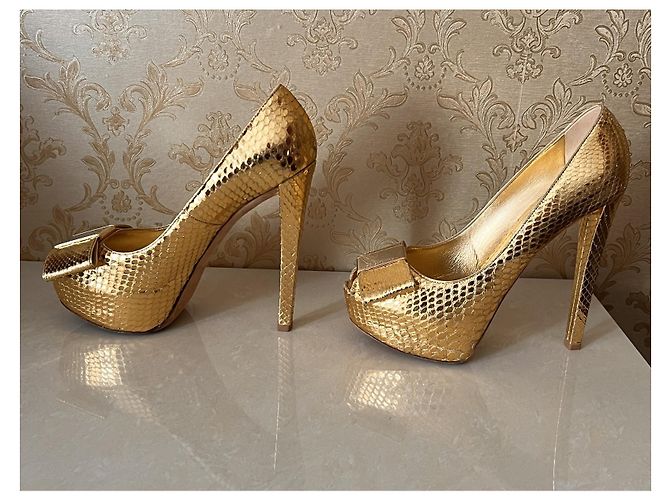 Décolleté Louis Vuitton in pelle dorata D'oro - vista 5