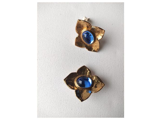 Orecchini Yves Saint Laurent dorati martellati con cabochon in vetro blu D'oro - vista 2