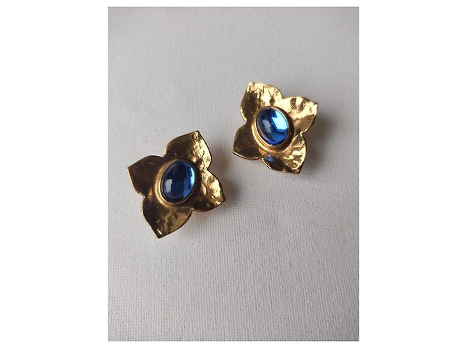 Orecchini Yves Saint Laurent dorati martellati con cabochon in vetro blu D'oro - vista 3