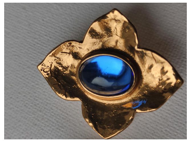 Orecchini Yves Saint Laurent dorati martellati con cabochon in vetro blu D'oro - vista 4